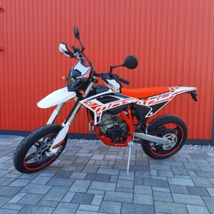 Beta RR 125 LC 4T SPM/Supermoto Farbe weiß mit Motorschutzplatte und Handschutz!