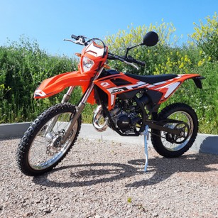 Beta RR50 Enduro STD MY23 in Farbe rot, sofort lieferbar!